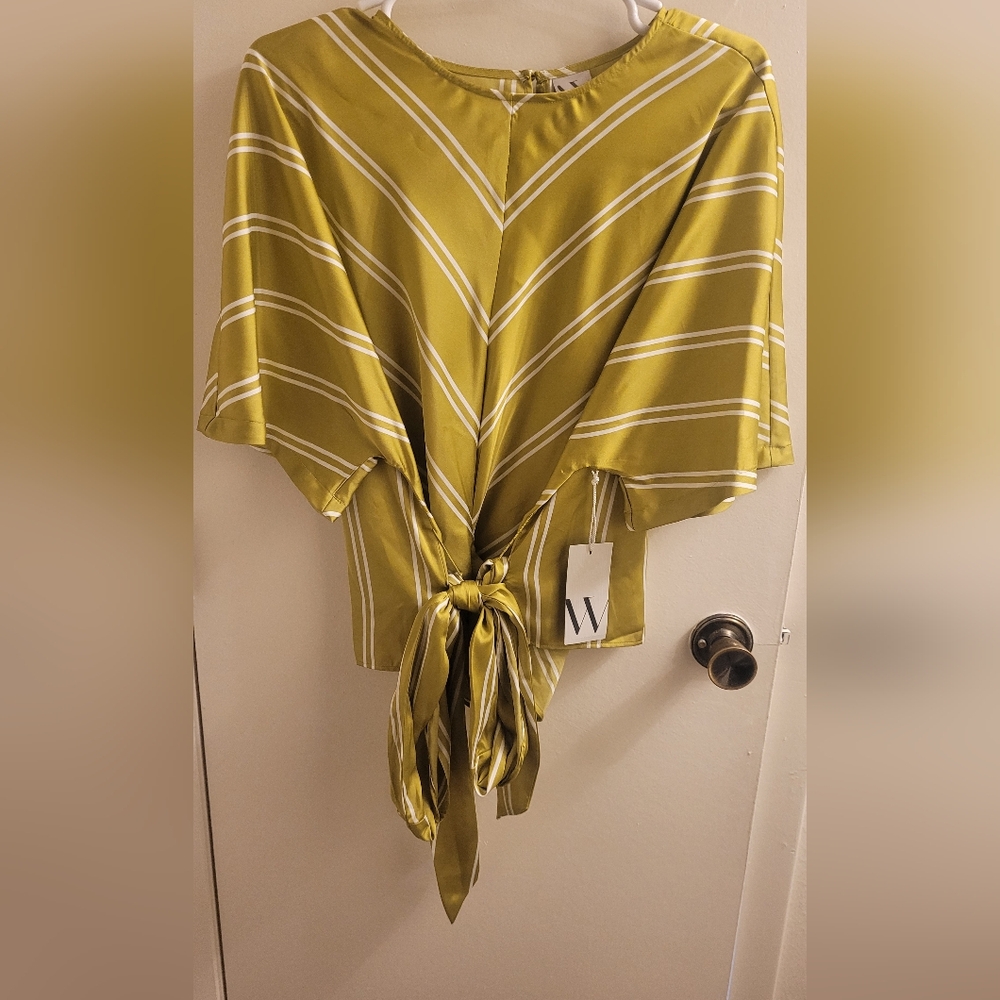 NWT Worthington wrap shirt made from satin for a regular-fit 💚